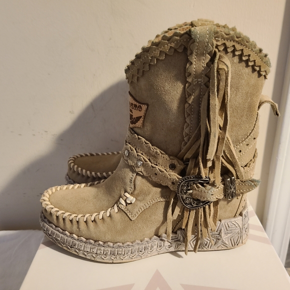 El Vaquero Women's Tan Moccasin Boots - Picture 5 of 10